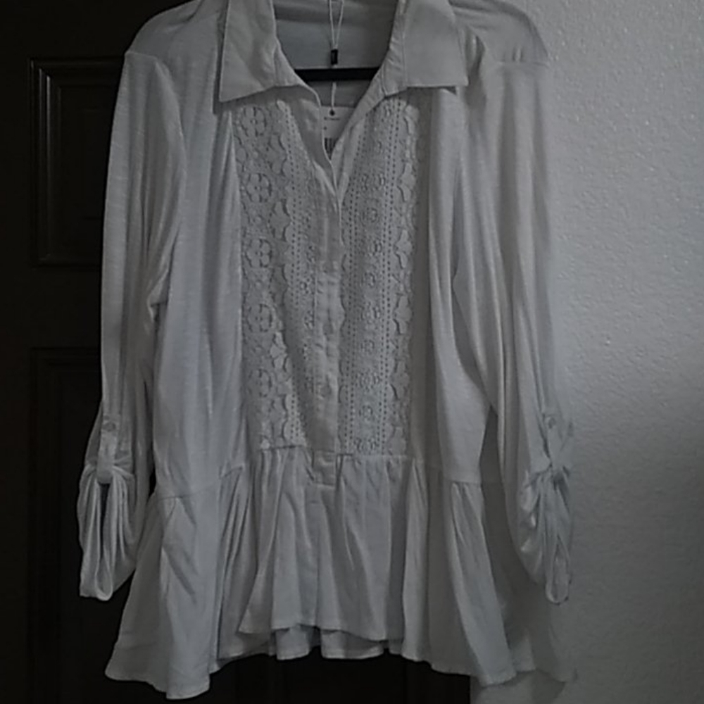 Woman's shirt with lace